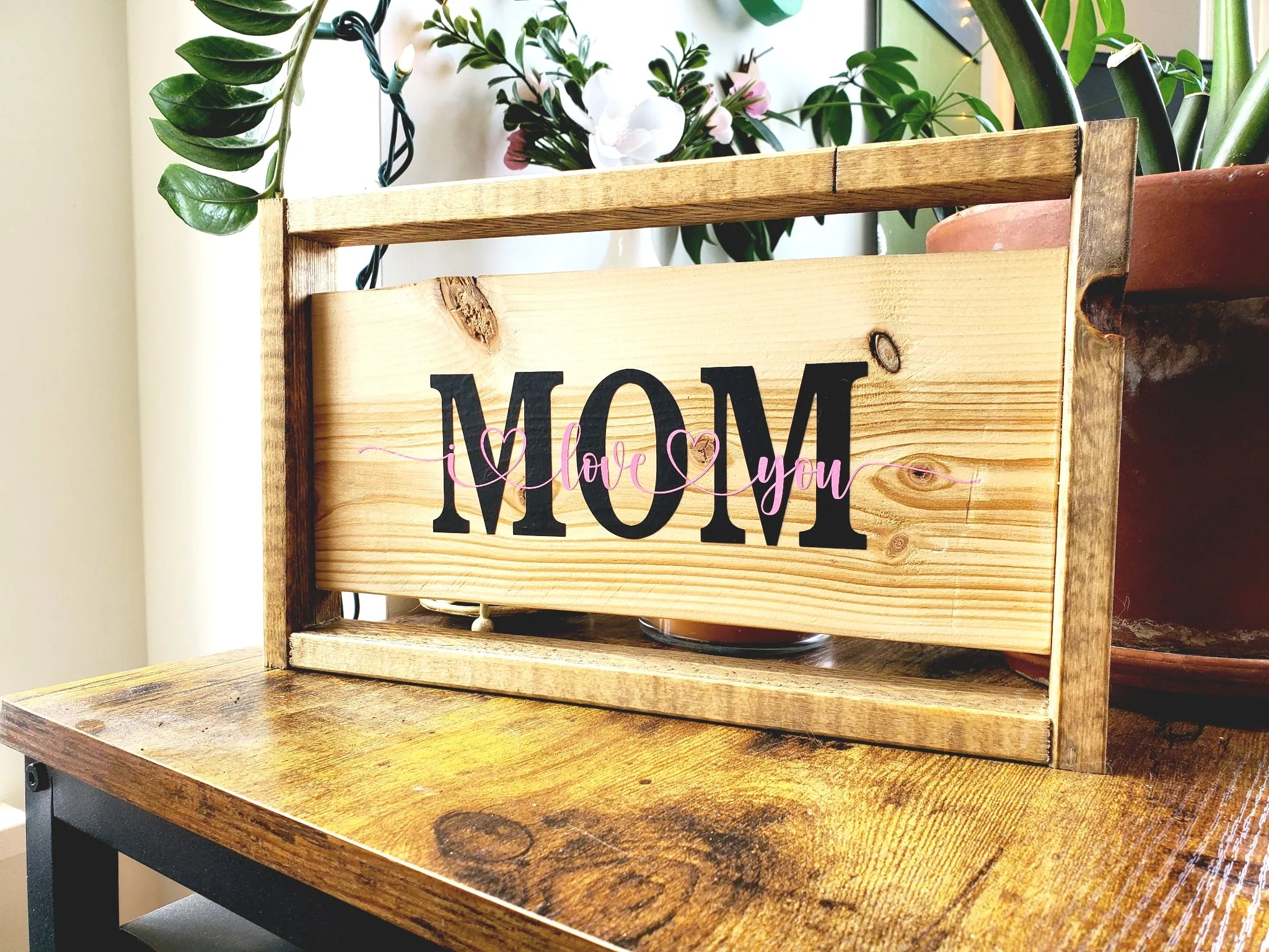 Open Framed 'Mom, I Love You' Sign - A Perfect Gift for Your Mom to Show Your Love and Appreciation