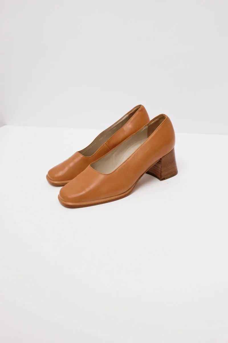 VINTAGE WOOD HEEL CARAMEL PUMPS 36 37
