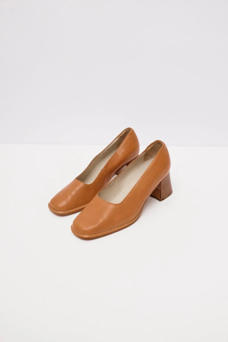 VINTAGE WOOD HEEL CARAMEL PUMPS 36 37