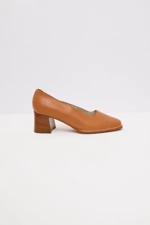 VINTAGE WOOD HEEL CARAMEL PUMPS 36 37