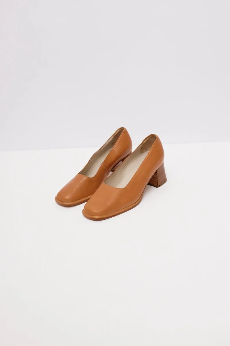 VINTAGE WOOD HEEL CARAMEL PUMPS 36 37